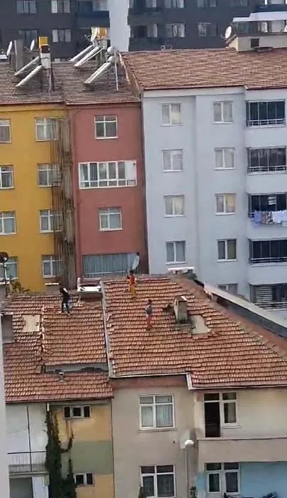 Çatıya çıkan çocukların tehlikeli oyunu