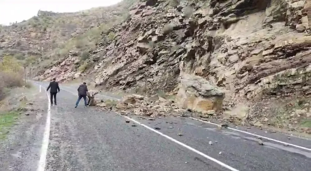 Kaya parçaları sürücüleri korkuttu