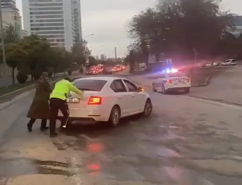 Kadın Sürücü yolda kaldı, yardımına polis yetişti