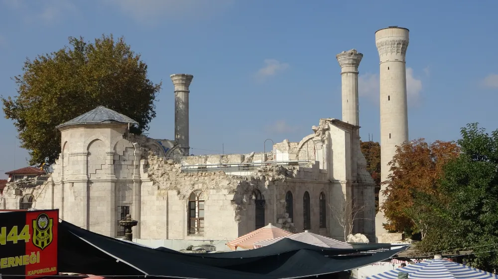 Asırlık Cami’de restorasyon projesi