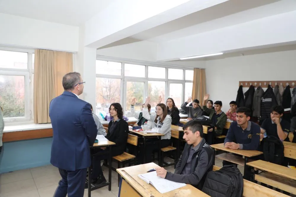 Kars Valisi Polat okul ziyaretlerini sürdürüyor