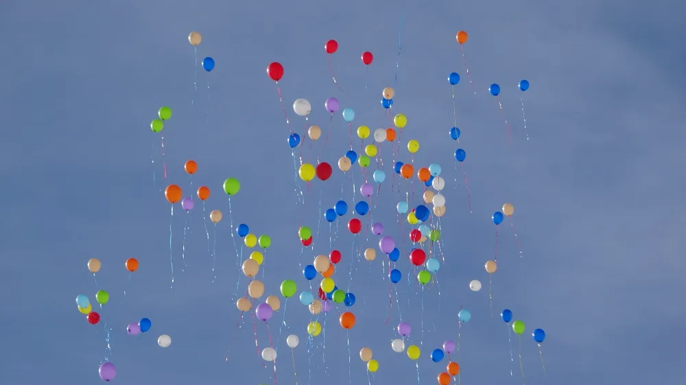 Gazzeli çocuklar balon bırakıldı