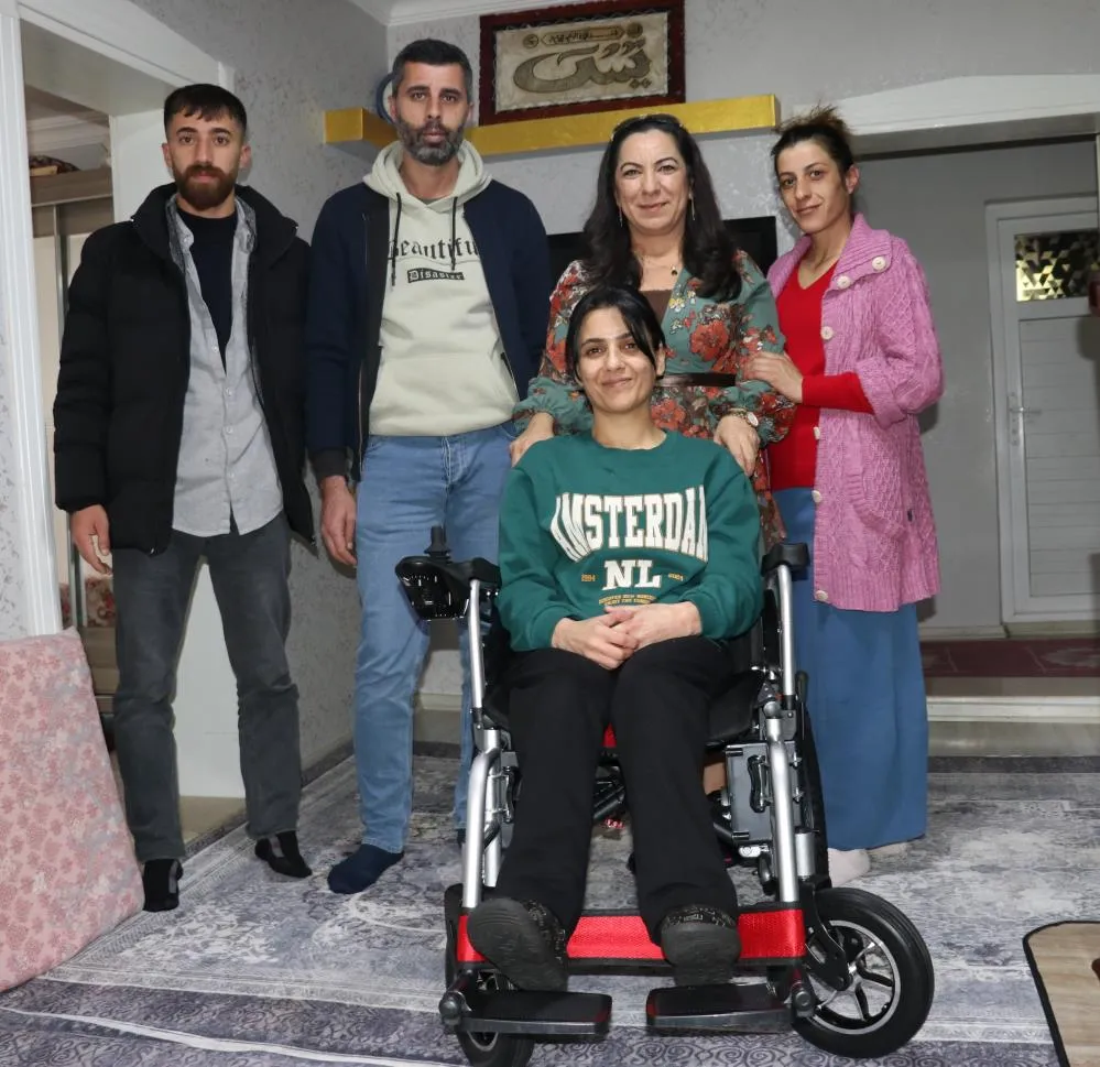Engelli kadın akülü sandalyesine kavuştu
