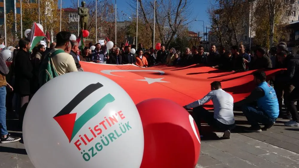 Gençlerden Ardahan’da Filistin’e destek yürüşü