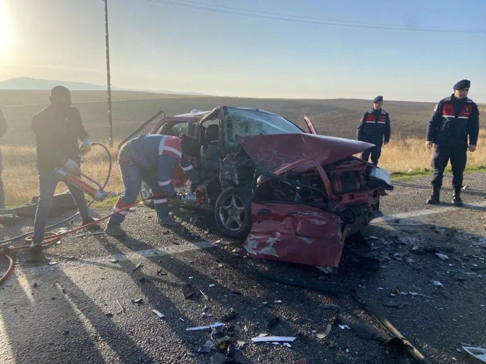 Sivas’ta otomobiller çarpıştı: 1 ölü 4 yaralı