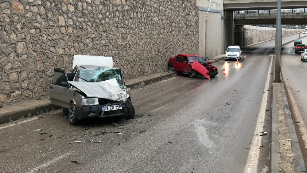 Elazığ’da otomobiller kafa kafaya çarpıştı