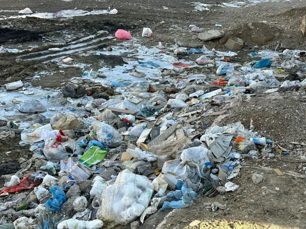 Ara sokaklara atılan çöpler temizlenmeyi bekliyor