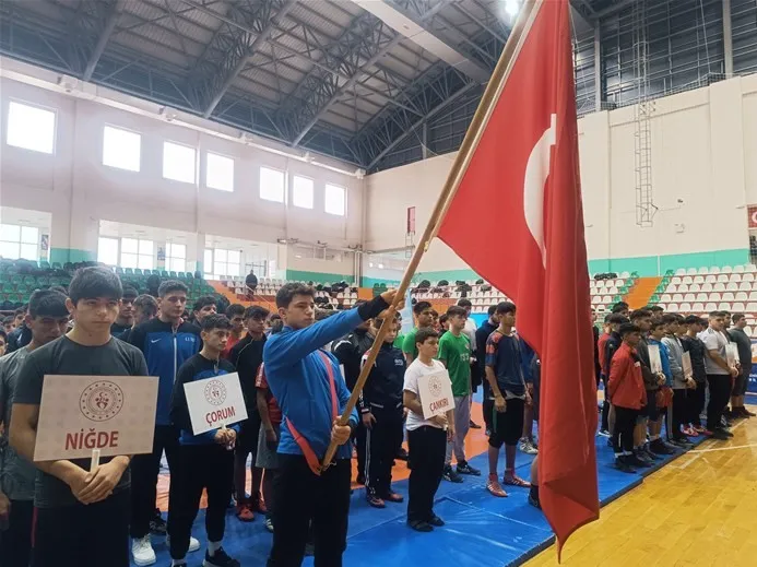 25 ilden 300 güreşçi Kırşehir