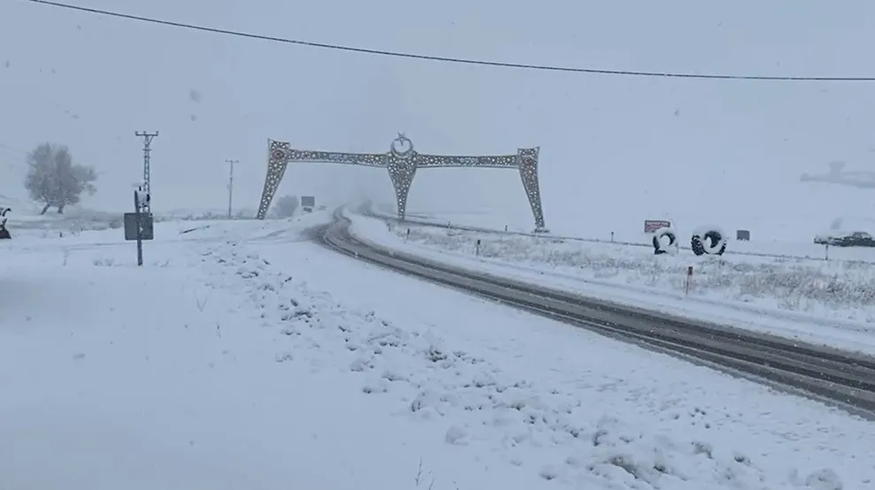 Karlıova’da beklenen kar yağdı