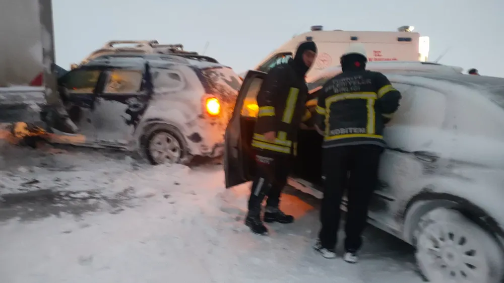 Kars’ta 7 araçlı zincirleme kaza: 5 yaralı