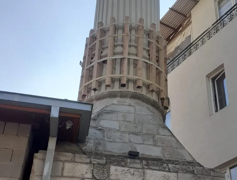 Az hasarlı minare korkutuyor