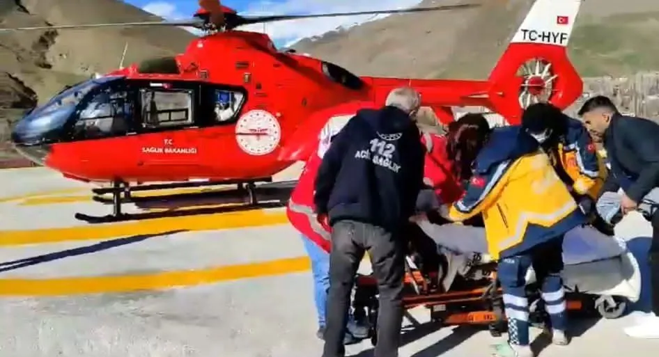Yaralanan şahıs için ambulans helikopter