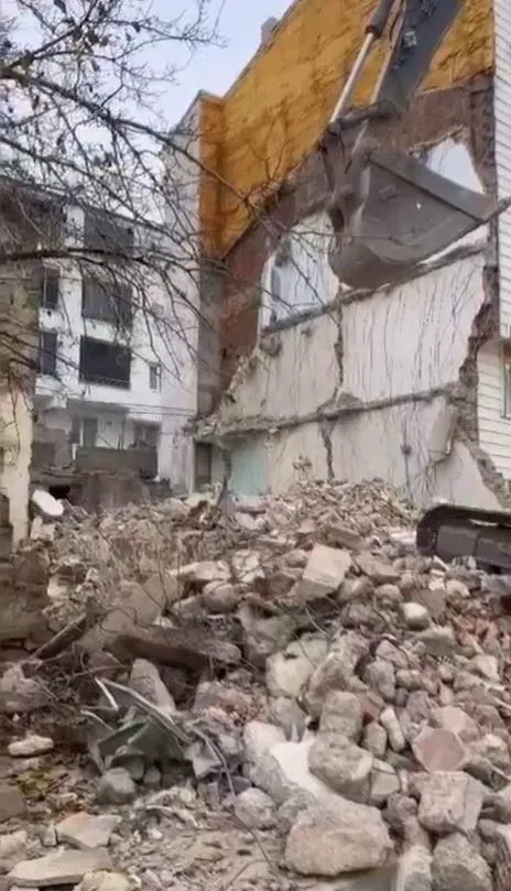 Binayı yıkarken sağlam binaya zarar verdiler