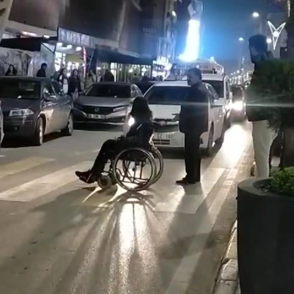 Sürücülere kızan engelli genç caddeyi kapattı