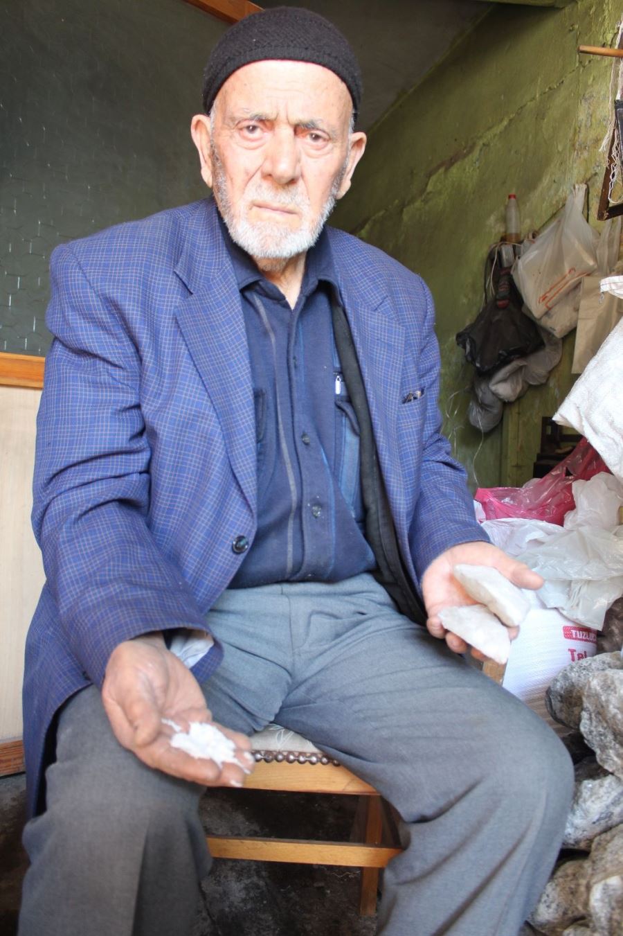 Tuzcu baba Erzurum’a 47 yıldır tuz satıyor