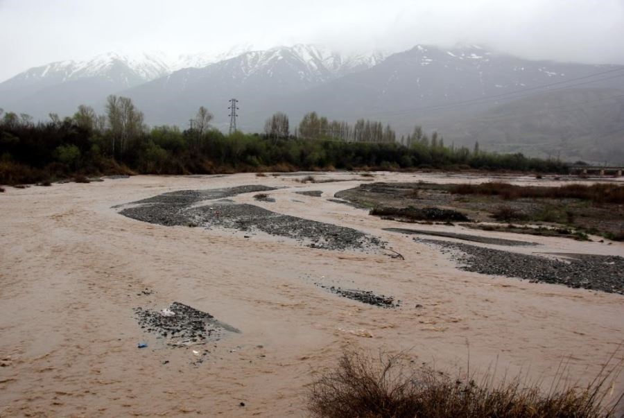 Erzincan’da yağmur nehir debilerini artırdı