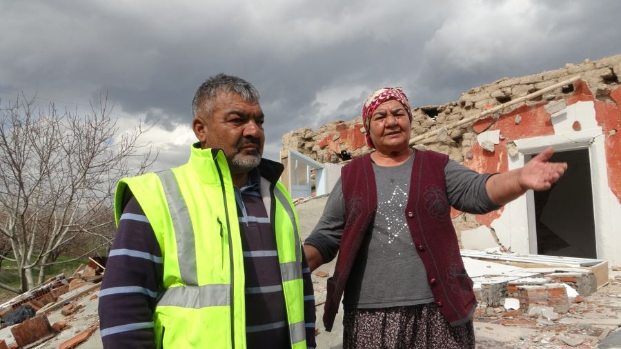 Depremde evi yıkılan Zehra teyzenin umudu ‘kayısı’