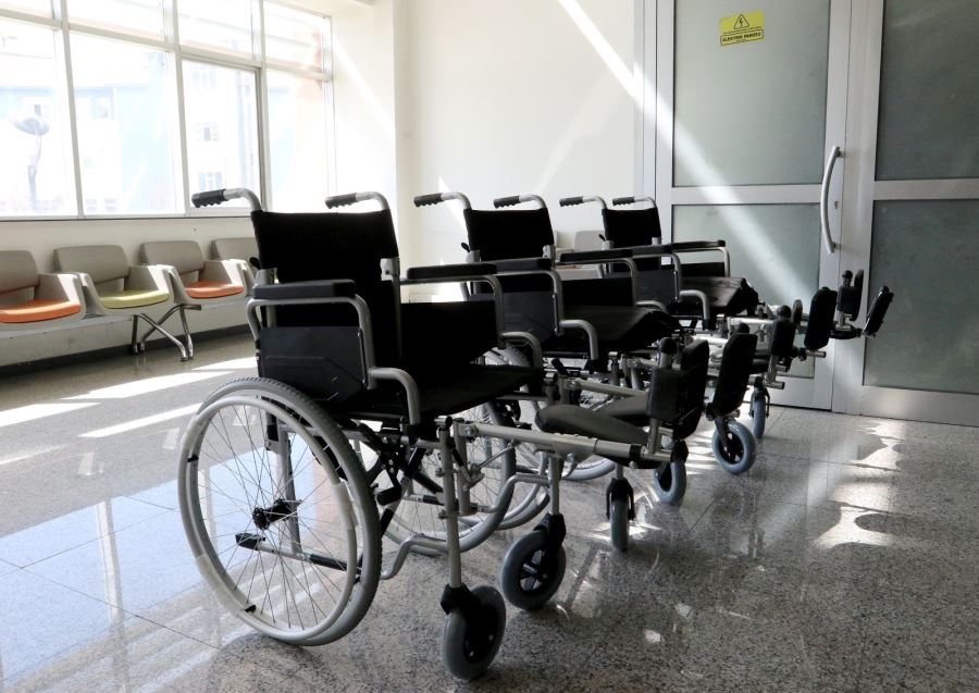 Van Büyükşehir Belediyesinden 10 vatandaşa tekerlekli sandalye