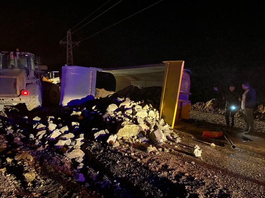 Damperi yerinden çıkan kamyon kaza yaptı: 1 yaralı