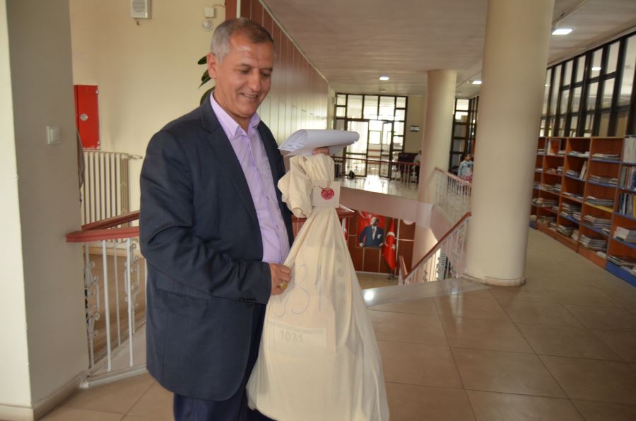 Varto’da sandık başkanları torbalarını seçim bürosundan aldılar