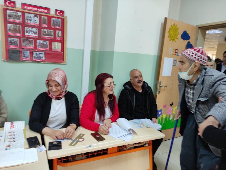 Ardahan’da vatandaşlar sandık başında, oy verme işlemi devam ediyor