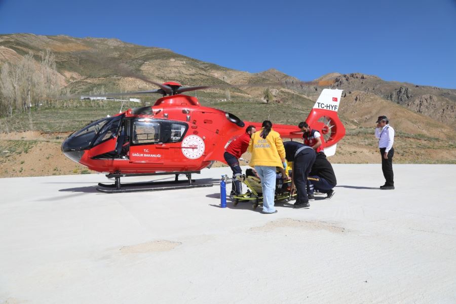 Kalp krizi geçiren vatandaş ambulans helikopterle Van