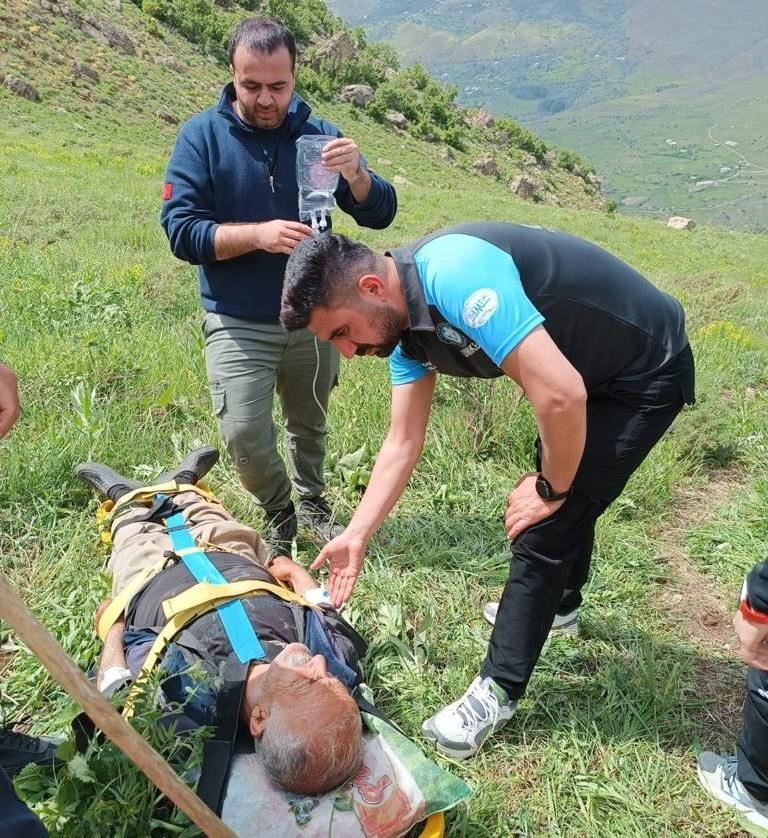 Dağda rahatsızlanan vatandaş ambulans helikopterle kurtarıldı