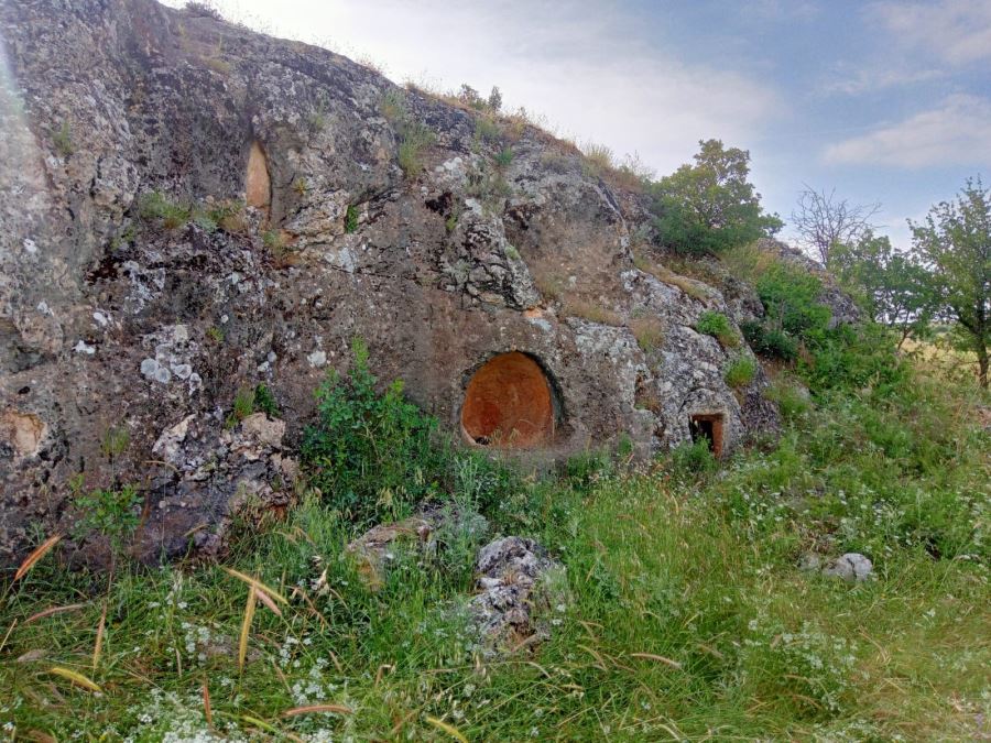 Definecilerin talan ettiği kaya mezarları turizme kazandırılmayı bekliyor