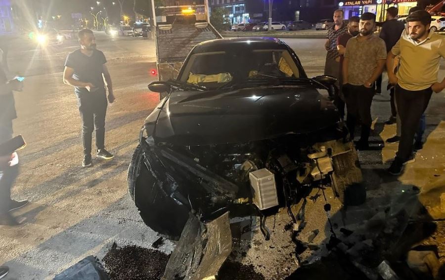 Yüksekova’da aracıyla elektrik direğine çarpan sürücü yaralandı