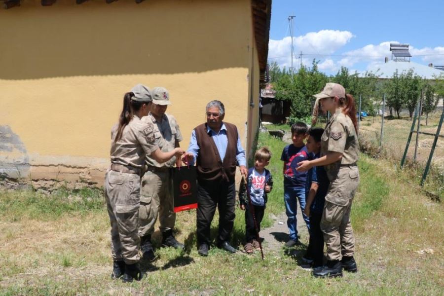Jandarma, köyün en yaşlısının babalar gününü kutladı