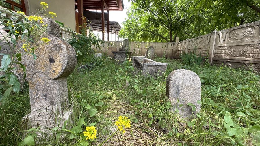Cami avlusundaki 200 yıllık tarihi mezarlar gün yüzüne çıkarılmayı bekliyor