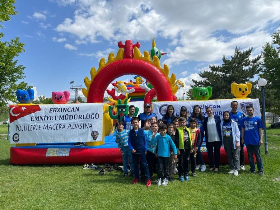 Okul bahçesine kurulan balon park ile minik öğrenciler neşeleniyor