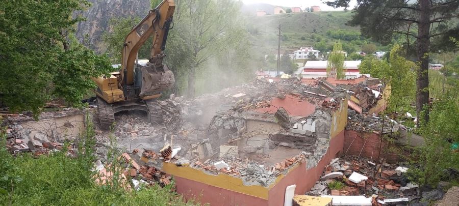 Tunceli’de ağır hasarlı kamu binalarının yıkımına başlandı