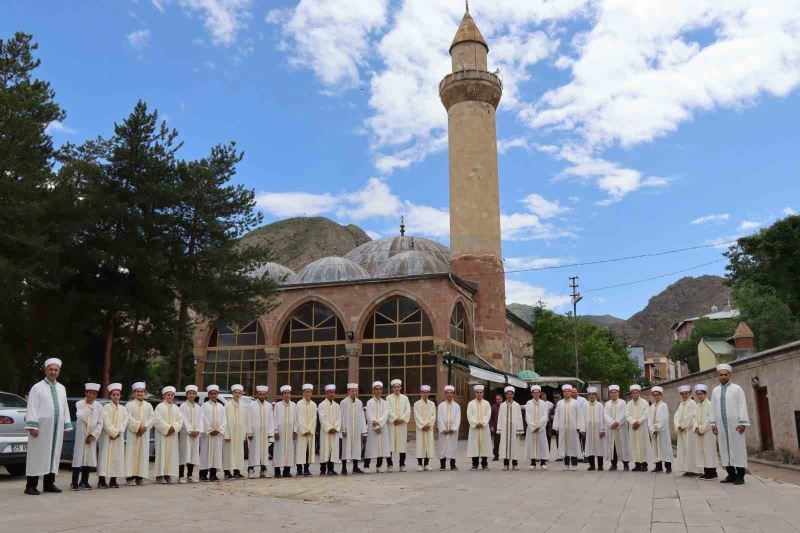 Erzurum’da 58 kuran kursu öğrencisi icazet merasiminde belgelerini aldılar