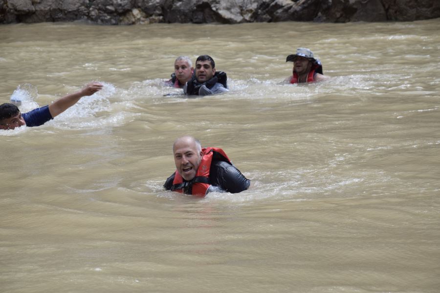 Fırat Nehrinde su sporu yapan vatandaşların bindiği muzun devrilme anı kameraya yansıdı