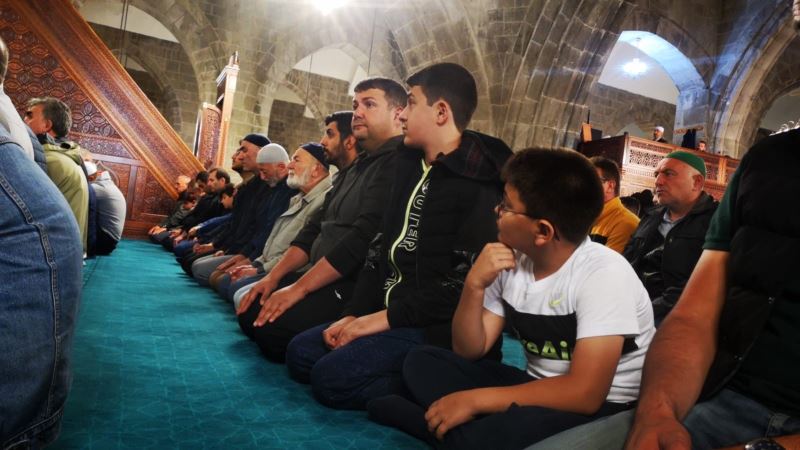 Milli Eğitim Bakanı Tekin Bayram namazını Ulu Camii’nde kıldı
