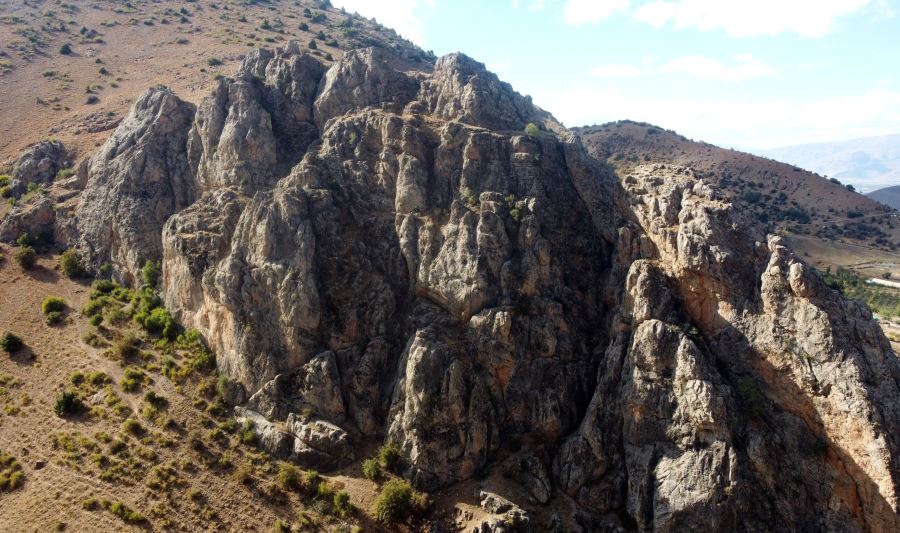 Erzincan’da devasa kayalık üzerindeki kalenin tarihi Tunç Çağı