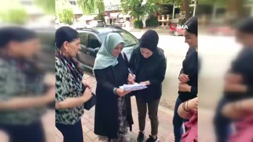 (ELAZIĞ) Elazığ’da iki anne, düğün yemeklerinin kaldırılması için imza toplamaya başladı