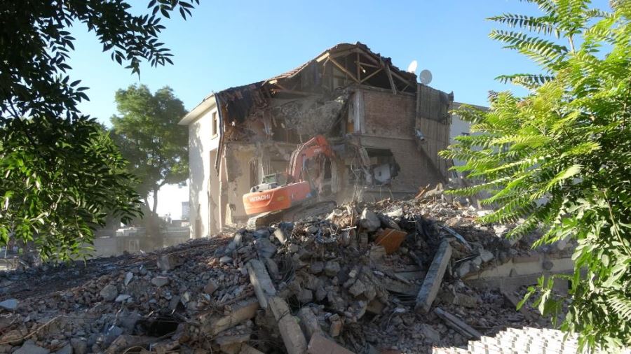  Depremde hasar alan valilik binası yıkılıyor