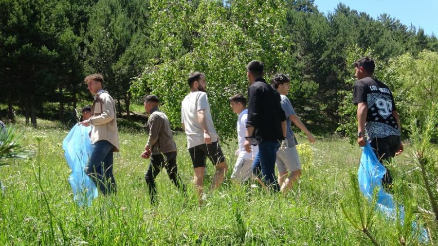 Gençler ormanda çevre temizliği yaptı