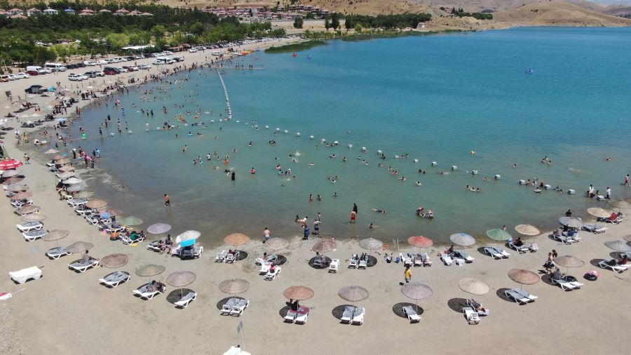 Hazar Gölü’ndeki plajlar Ege ve Akdeniz’i aratmıyor