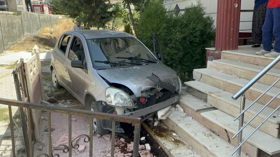 Elazığ’da otomobil apartman bahçesine uçtu: 3 yaralı