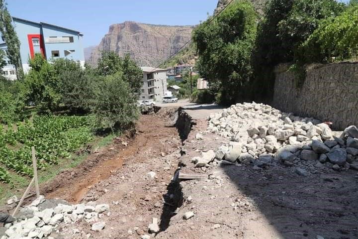 Yağışlardan dolayı yıkılan duvar yapılmaya başlandı