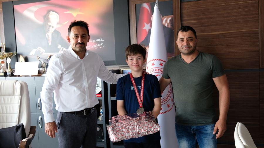 Türkiye ikincisi olan Erzincanlı güreşçiye Gençlik ve Spor İl Müdürü Mumcu’dan hediye takdimi