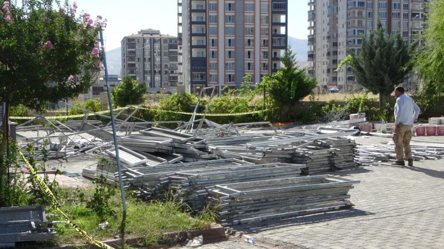  Malatya’da inşaat iskelesi çöktü
