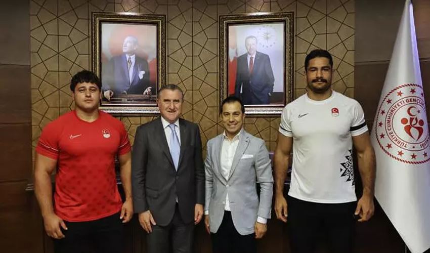 Gençlik ve Spor Bakanı şampiyon güreşçileri kabul etti