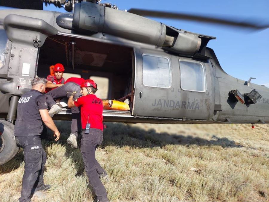  Yaralanan dağcı helikopterle kurtarıldı