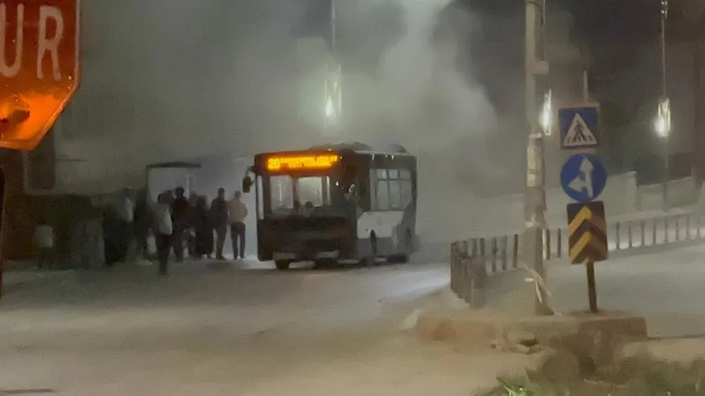 Yolcu otobüsünden çıkan duman paniğe neden oldu