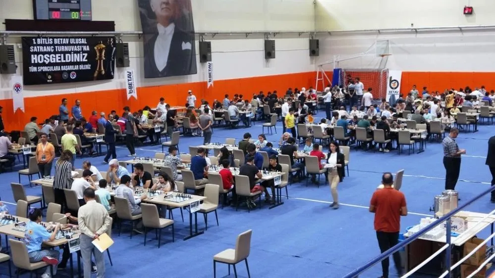 260 sporcu satranç turnuvasında ter döktü