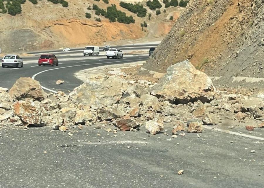  Bingöl - Erzurum karayolunda kayalar yola düştü